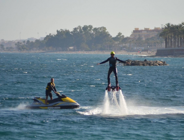 Recibiendo el impulso de la moto nautica